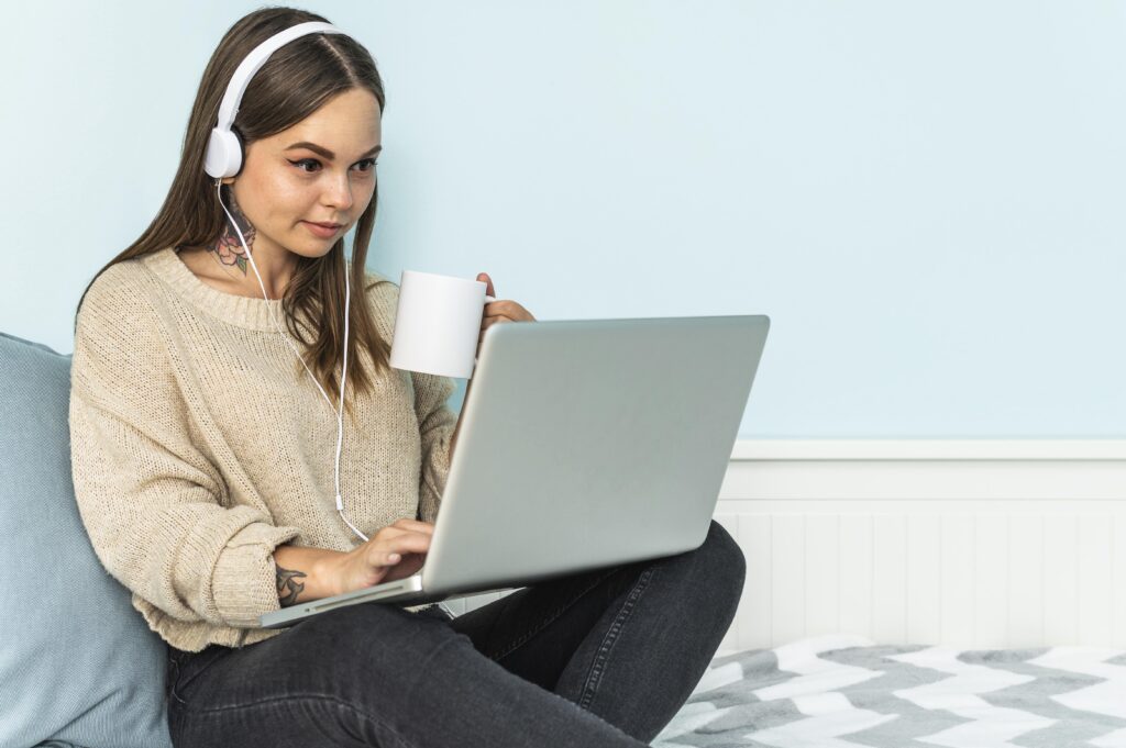 femme qui test son audition en ligne