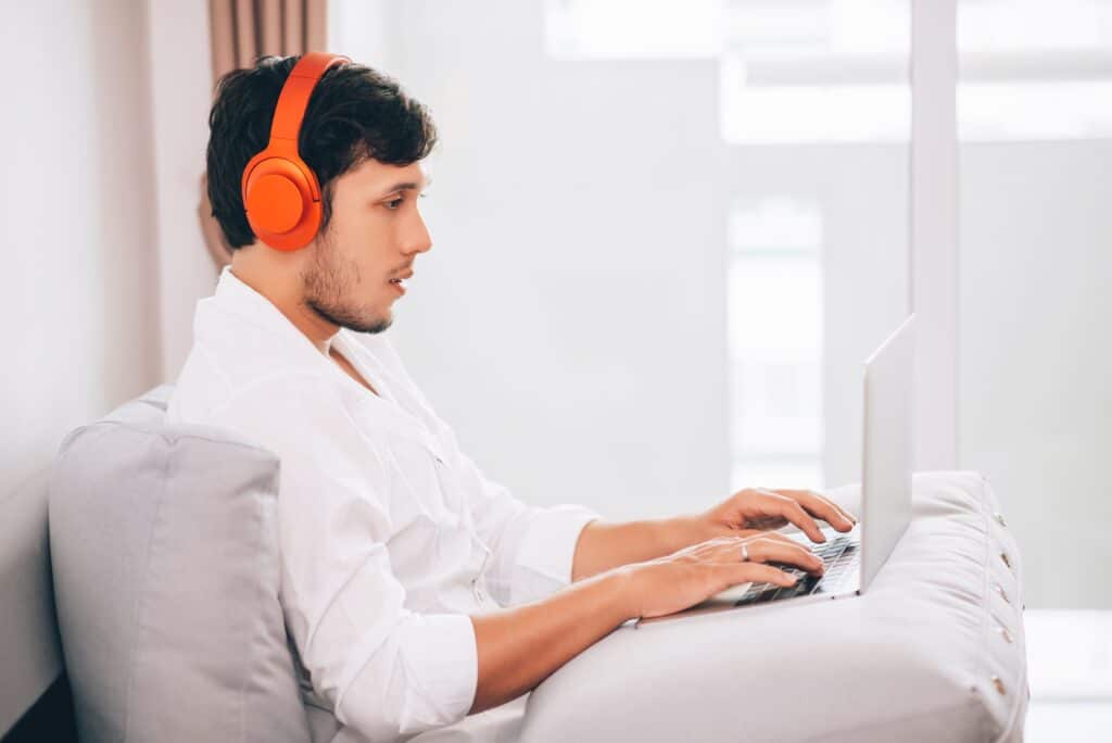 adolescent qui test son audition en ligne