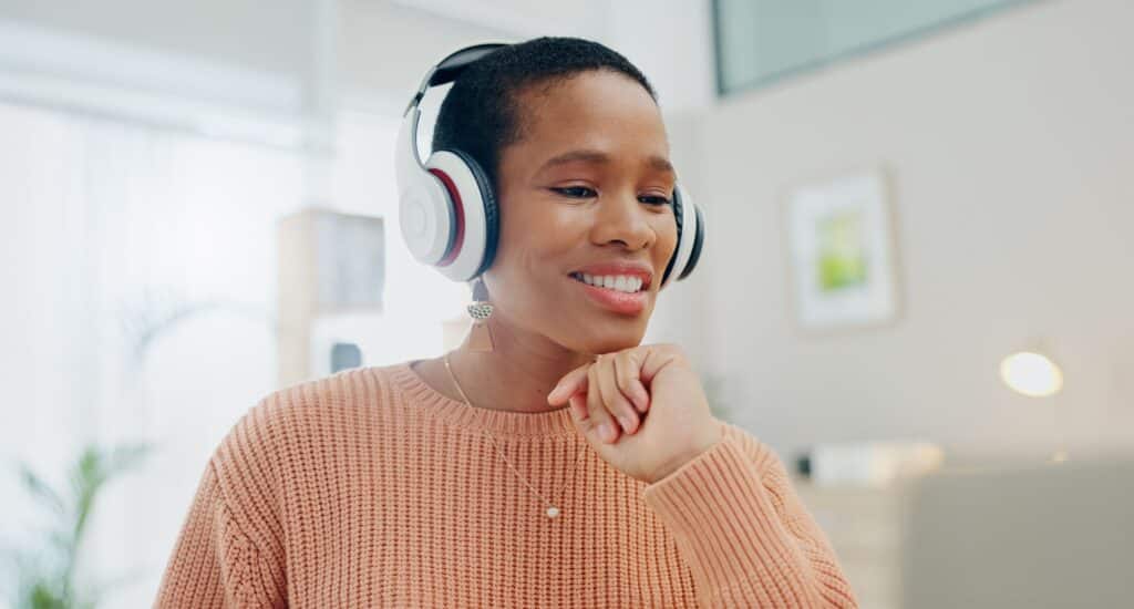 femme qui test son audition avec un test auditif à fréquence